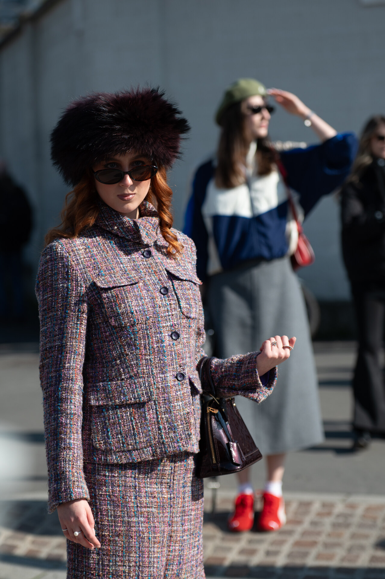  street style , all' arrivo gli ospiti della sfilata di Prada